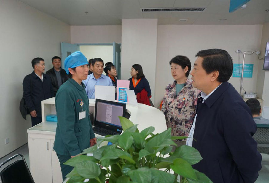询问急诊科工作人员相关知识.JPG