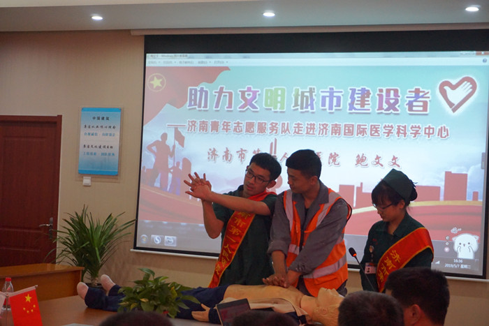现场演示心肺复苏.jpg