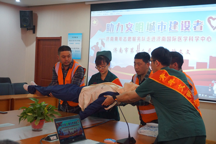 学习如何搬运伤员.jpg
