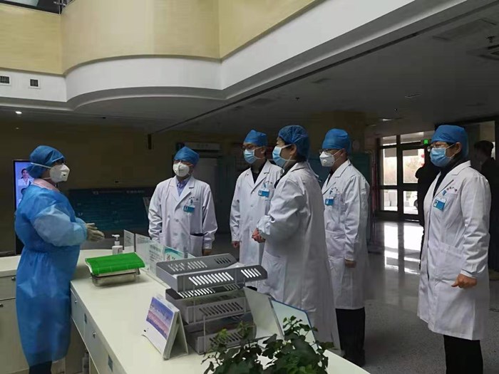 院长书记巡查.jpg